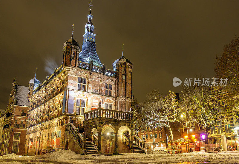 Deventer Brink小镇广场在一个寒冷的冬夜